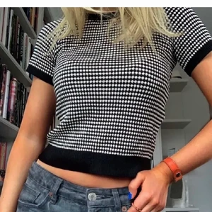 zara topp - Säljer vidare en trendig tröja från zara som ja köpte här på plick men har aldrig använt den. Strl M men passar XS-M❤️(lånade bilder)