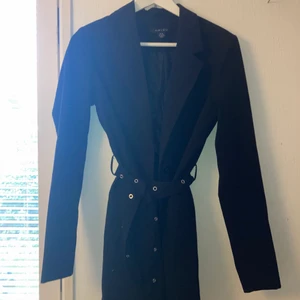 Kavaj/tunnare jacka - Den här kavajen är ifrån New Yorker. Den är rätt tunn men funkar super bra som jacka om du har en tjockare tröja under. Original priset låg på 200kr om jag inte minns fel. Jag betalar tyvärr inte frakten.