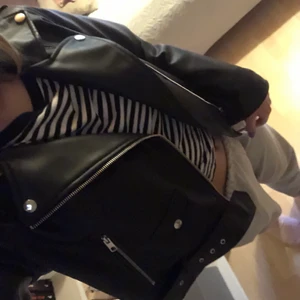 skinnjacka från zara💗 - Super snygg och trendig skinnjacka från zara. Säljer efter den inte kommer till användning något mer💗 