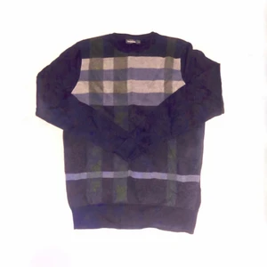 supercool tröja med rutigt mönster - köpt från dressmann. på mig som är xs blir den lite oversized vilket är jättefint <3 buda från 79 kr 