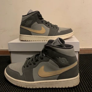 Jordans - Säljer mina knappt använda Jordans 1 Grey Onyx. De är knappt använda då de tyvärr är förstora för mig. Skriv privat om du är intresserad!