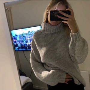 Jätte mysig tröja - Säljer min mysiga stickade tröja ifrån nakd med krage i storlek s/m💕 ni står för frakten