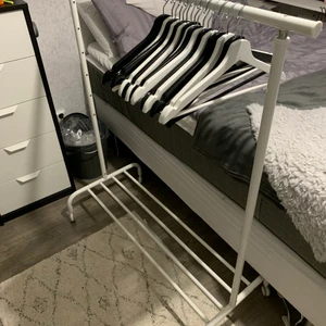Klädställning - En klädställning från ikea, köpt för knappt 1 år sen.         Finns även plats för skor eller annat på den.   Det finns 6 olika lägen & på bilderna är den på det minsta läget.                                                                                             Säljer även med 16 st galgar som även syns på bilderna.