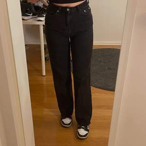 svarta raka jeans från na-kd, köpta för 500 kr. har klippt av cirka en cm längst ner, innerbenslängden är 82 cm och jag är 172 cm lång :) 