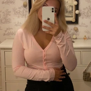 Ljusrosa topp - En långärmad ljusrosa topp som är croppad. Aldrig använd🎀