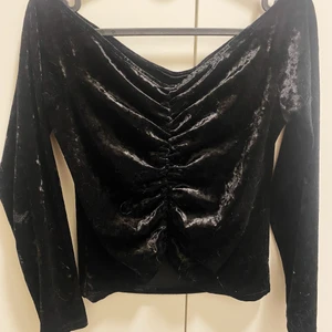 Festtopp i sammet 🤍 - En festtopp i sammet liknande material, använd i fint skick. Croppad modell som är fin över axlarna. Frakt ingår 🤎