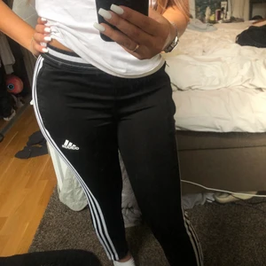 Adidas träningsbyxa  - Bra skick, den passar XS