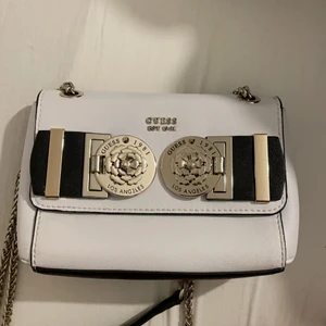 Guess väska  - Jag säljer min fina Guess väska som tyvärr inte kommer till användning. Inköpspriset ligger på 1399kr och nu säljs den för 700kr! Den är använd vid 3 tillfällen. Väskan är perfekt storlek, inte för stor och inte för liten men väldigt praktiskt och rymlig. Den går även att bära på flera olika sätt.