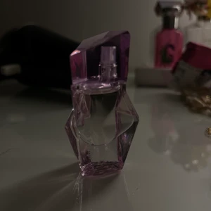 Ariana Grande parfym  - En helt oanvänd Ariana Grande parfym som jag fick med när jag köpte en av hennes andra parfymer. Luktar väldigt fräscht och sött 💗 Klickade i gratis frakt för har inte kollat upp det än men eftersom den inte väger så mycket så blir det nog inte så dyrt, så frakten är än så länge oklar! 🥰