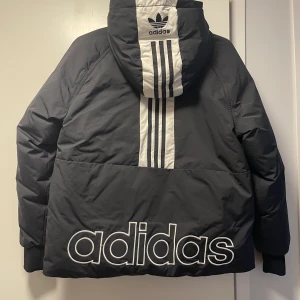 Adidas vinterjacka  - Väldigt varm, den är knappt använd 