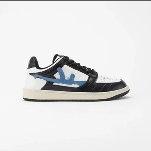 Lost boys skor  - Jag lyckades få tag på lostboys nysläppta limited edition CROCS’N GLOCKS skor,  finns bara ett fåtal exemplar och allt såldes slut på tre minuter, storleken är 45, föreslå ett pris, kommer endast säljas vid bra betalt, skorna är helt nya 