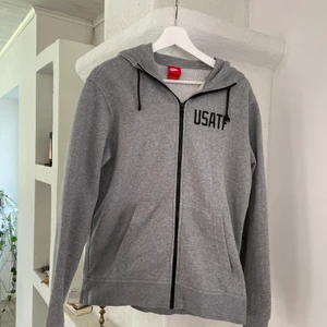 Nike vintage zip hoodie  - En zip hoodie från Nike med snyggt tryck bak, bra skick men lite sliten! Storlek m 