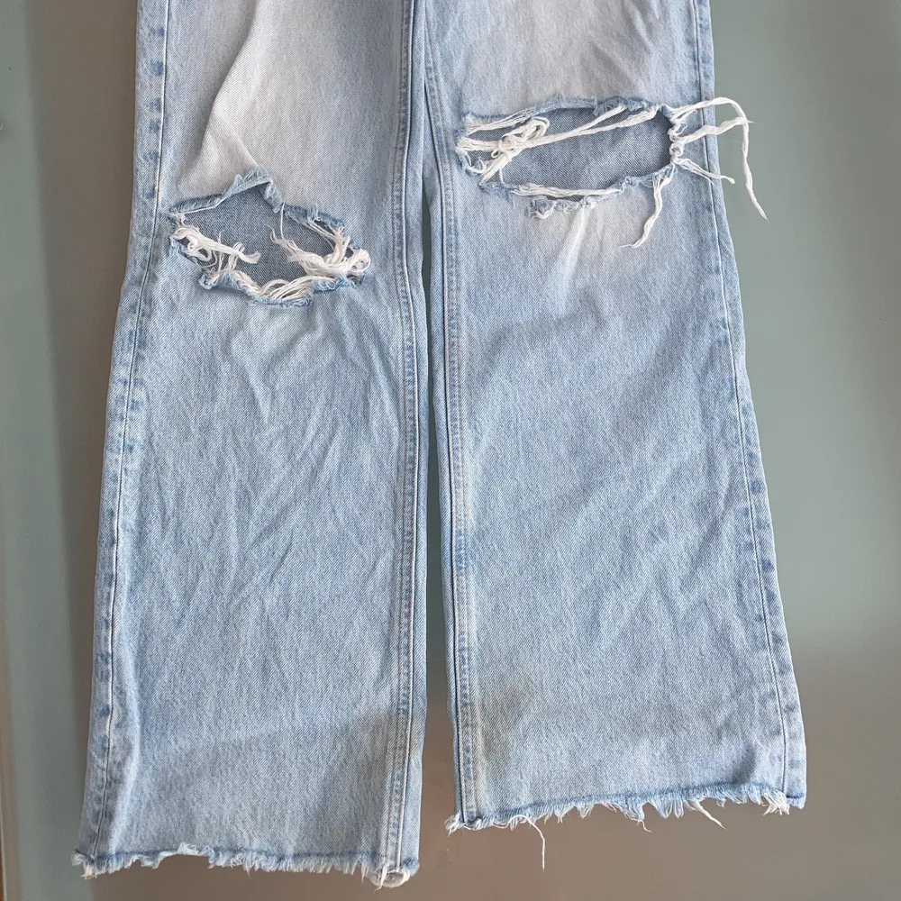 Säljer dessa populära och mina  gamla favvo jeans från zara 😍😍 Köparen står får frakten!. Jeans & Byxor.
