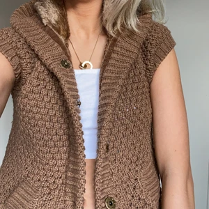 Brun stickad väst - Säljer denna super fina bruna väst från Zara med luva💕💕💕 säljer den för den inte kommer till någon användning! Fint skick 🥰