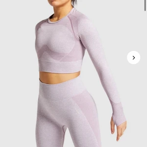GYMSHARK TRÄNINGSTRÖJA NYSKICK - Superfin gymshark träningströja, väldigt sparsamt använt så i princip nyskick! Världens finaste lila/rosa färg🥺 Nypris 499!