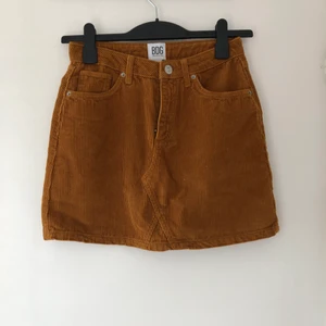 manchester kjol - superfin höstig manchester kjol i storlek s ifrån urban outfitters. nästan helt oanvänd. 