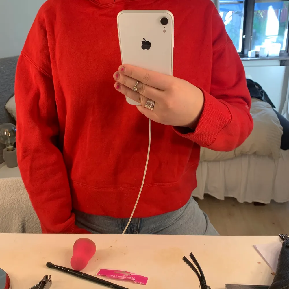 Röd hoodie ifrån Zara. Köpt 2019 men aldrig kommit till användning (enbart testad) 🥰 frakt ingår i priset. Hoodies.