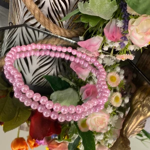 Rosa pärlhalsband  - Så kul att ni gillar mina vita pärlhalsband så nu är det påfyllt med alla möjliga färger och varianter. Denna annons är för rosa pärlhalsband, så om du är intresserad så skicka ett pm🥰 Halsbanden är gjorda med resår vilket gör de enkla att ta av och på. Det går även att få armband i samma färg. 💕 Armband 20kr