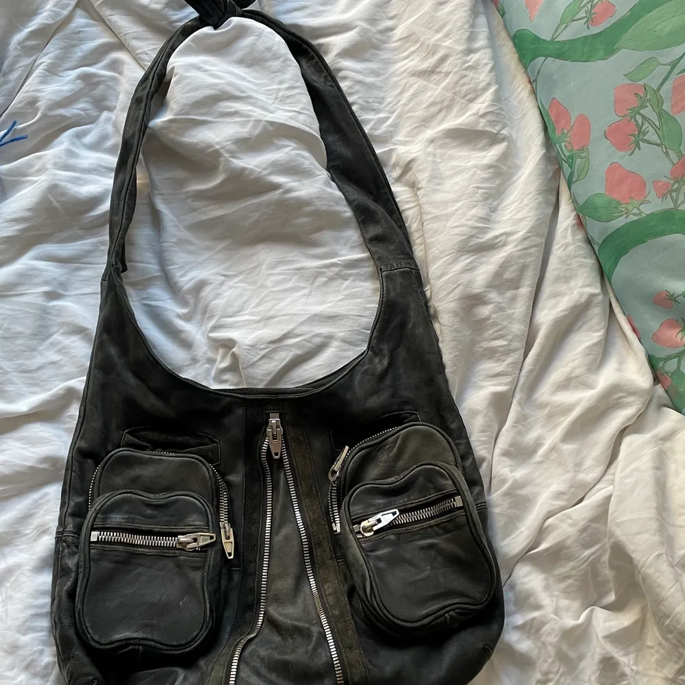 Cool but worn Alexander Wang Brenda shoulder bag. One of the inner seams has gone up but can easily be fixed🖤. Väskor.