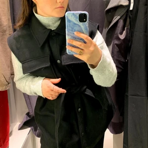 Väst  - Säljes pga ej kommer till användning. Strl S. Priset är UTAN frakt🤍