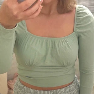 Ljusgrön långärmad tröja - Säljer den här superfina långärmade tröjan som jag verkligen älskar. Tycker dock inte att den någonsin suttit så bra på mig men den är verkligen hur fin som helst. Köpt på Gina ❤️❤️ stl. S men ganska stretchig! Bara att man inte ser det ”räfflade” vid bröstet om den töjs ut för mycket.