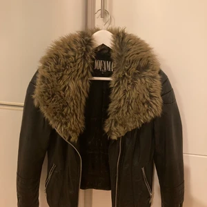 Jofama ny kenza - Jofama by Kenza jacka i storlek 34, använt fåtal gånger så är i fint skick 🍁 bara att höra av er om ni vill ha fler bilder eller frågor osv !  köparen står för frakten🙏