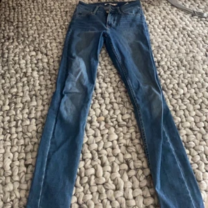 Levis jeans  - Ett par raka Levis jeans. De är tyvär för små för mig. Köparen står för frakt 