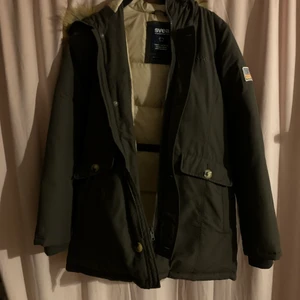 Svea jacka DAM storlek M  - Endast testad, så i nyskick. Säljes då den var lite för liten för mig, den är äkta och nypris är ca 3000.  