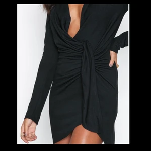 NLY ONE KLÄNNING - En svart klänning från NLY ONE i ett litet tjockare material. Finns flera egna bilder längre ner på min sida om man är intresserad💖