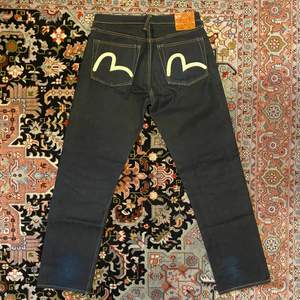 Säljer ett par äkta evisu jeans i bra skick, de är lite slitna vid anklarna då de är väldigt långa och baggy. Jeansen är storlek 34. Säljer för 800kr + frakt! Bara att skriva om du har fler funderingar :)