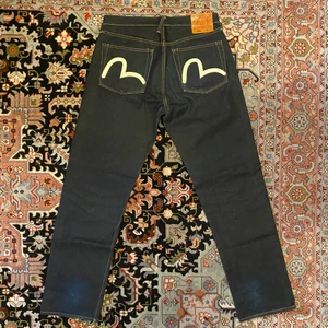 Evisu jeans - Säljer ett par äkta evisu jeans i bra skick, de är lite slitna vid anklarna då de är väldigt långa och baggy. Jeansen är storlek 34. Säljer för 800kr + frakt! Bara att skriva om du har fler funderingar :)