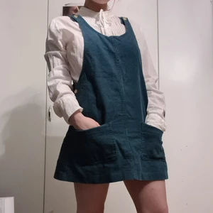 Hängsleklänning vintage - Vintage hängsleklänning i blå färg. Bra skick, storlek Small/Medium