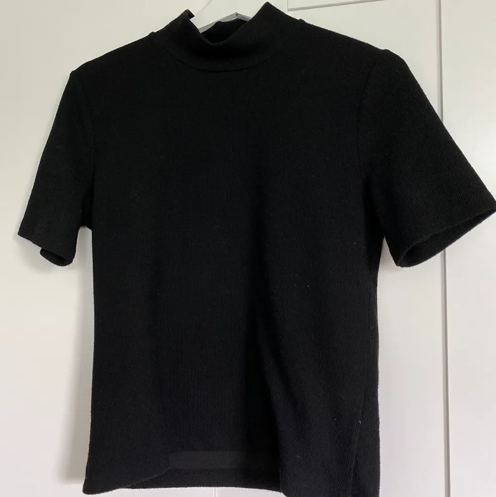 kortärmad svart polo, väldigt simpel och perfekt som bas för en outfit . T-shirts.