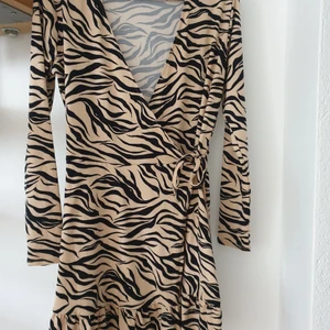 Wrap klänning-zebra print  - Zebra mönster wrap klänning i storlek M. Kan skickas annars finns I Malmö 💌