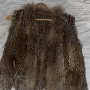 Äkta päls väst och poncho - I nyskick men har tyvärr inte kvar kvittot, köp båda får 500kr eller en för 200kr