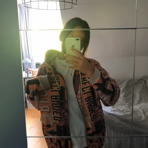 Reclaimed vintage zip hoodie - Säljer denna ascoola zip hoodien från reclaimed vintage som jag köpte ca 1 år sen men har inte använt så mycket, därför vill jag att den hamnar i bättre händer. Killstorlek S men passar som oversized M för tjej eller som L (jag är M)💕 