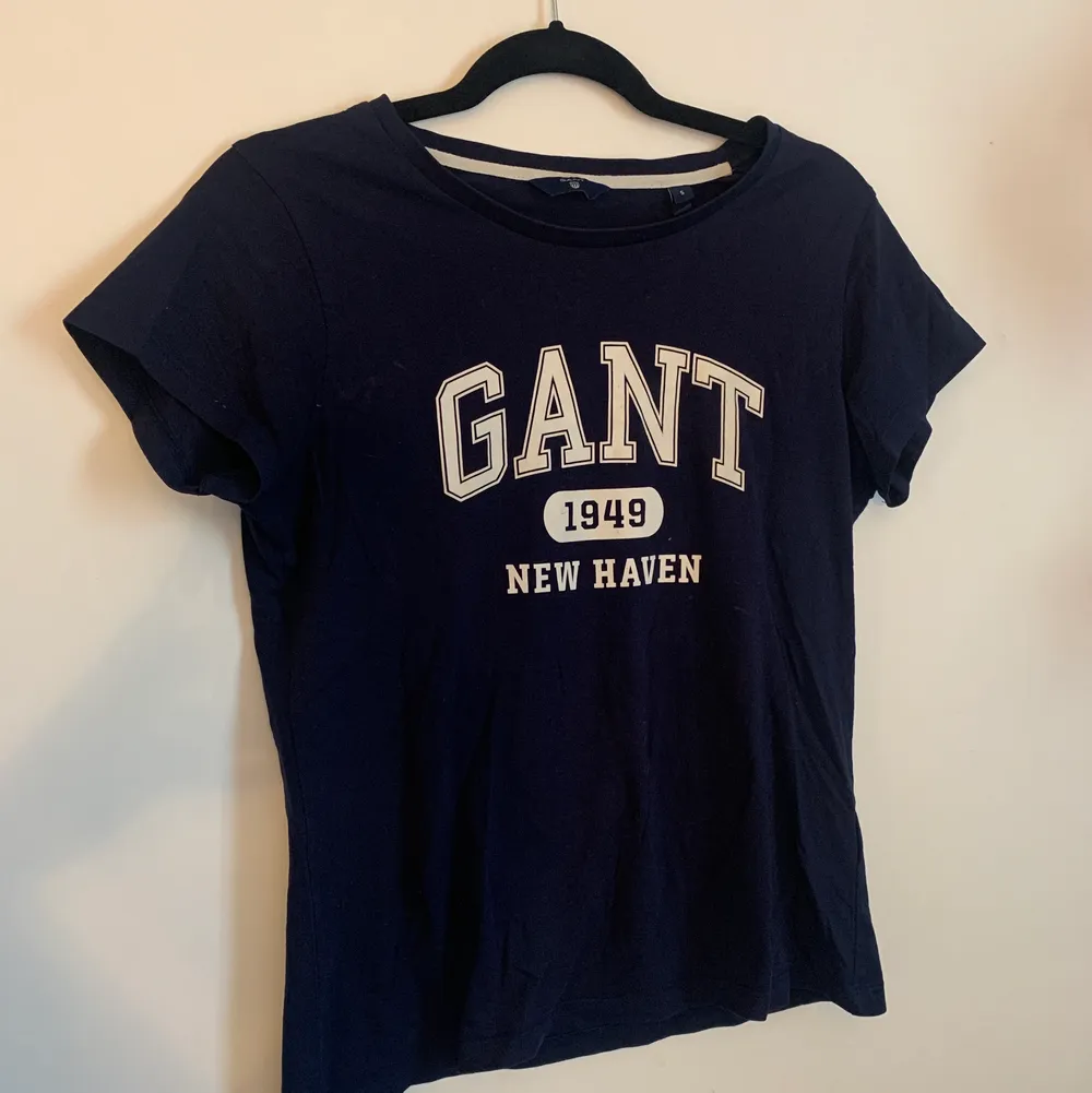 Marinblå gant T-shirt som knappt är använd, storlek Small, tvättas innan den skickas och köparen står för eventuell frakt. T-shirts.