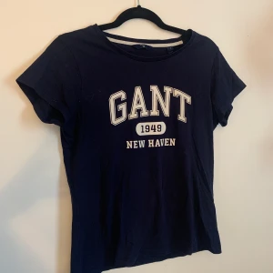 Gant t-shirt - Marinblå gant T-shirt som knappt är använd, storlek Small, tvättas innan den skickas och köparen står för eventuell frakt