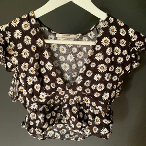 Blommig topp - Super söt blommig topp från pull&bear aldrig andvänd, fin till sommaren. Storlek s 