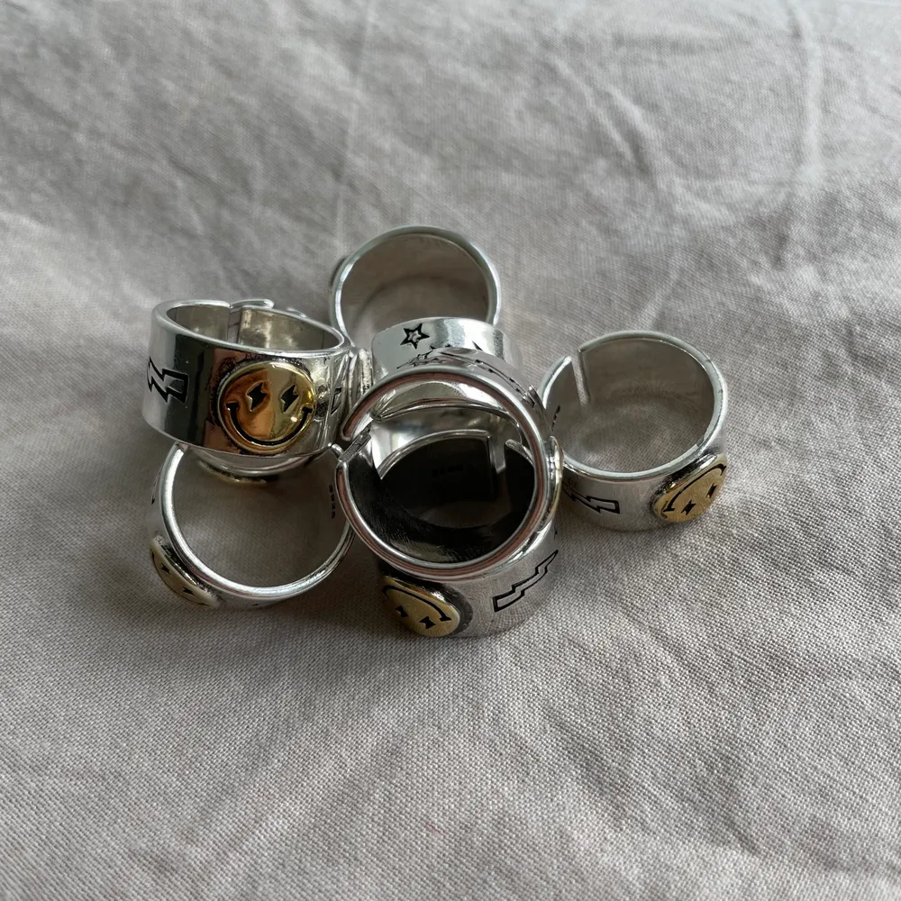 SMILEY RING i 925 sterling silver. Silverfärgad ring med guldsmiley. En styck för 79kr eller två styck för 140kr (+frakt). Finns också på @byveloce på instagram. Skriv om du har några frågor eller liknande🤍⚡️. Asusteet.