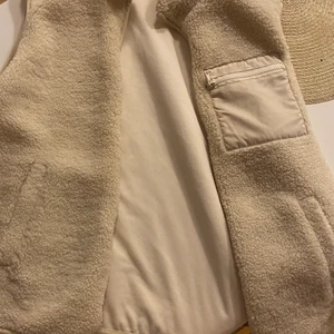 Väst - Intressekoll! Populär trendig bäst från Lindex. Säljer för minst 400kr