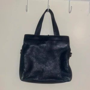 Klassisk handväska - Elegant Handväska från nine west med tre fack, passar jättebra till en snygg klänning 🦋 frakt tillkommer 💕