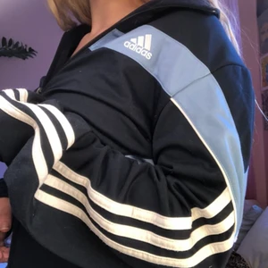 Adidas sweatshirt - Adidas sweatshirt, mycket cool och vintage!