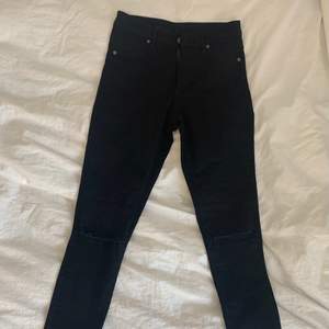 Cheap Monday jeans med hål i knäna, storlek 26/27, aldrig använda på grund av fel storlek.