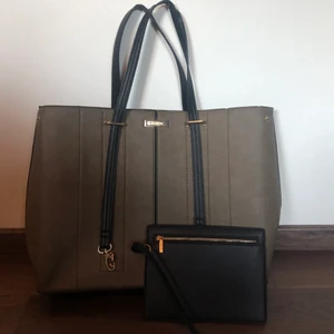 Väska från river island - orginalpris = 499kr. Två stycken mini väskor ingår
