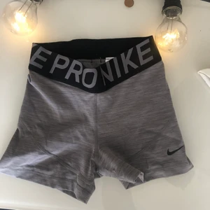 Tränings shorts - Tränings shorts från nike PRO i xs, funkar jättebra under kjolar. Dom är väldigt stretchiga och formar sig bra. 💕Buda bara om du kan betala priset, frakten ingår inte i priset💕