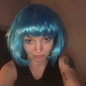 blå peruk - blå peruk i plast men går o styla med lite torrschampoo för naturligare look om man vill💖✨ är perfekt om du vill klä ut dig till blåbäret i willy wonka på halloween också🦋🦋🫐🫐 pris är alltid diskuterbart bara att skriva💖💖