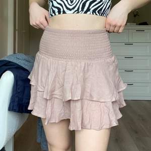 Säljer en fin kjol i rosa-brun-blandad färg i storlek XS. Endast använd för att ta dessa bilder. Säljer för att det inte riktigt är min stil💗 fraktas eller möts upp i Växjö
