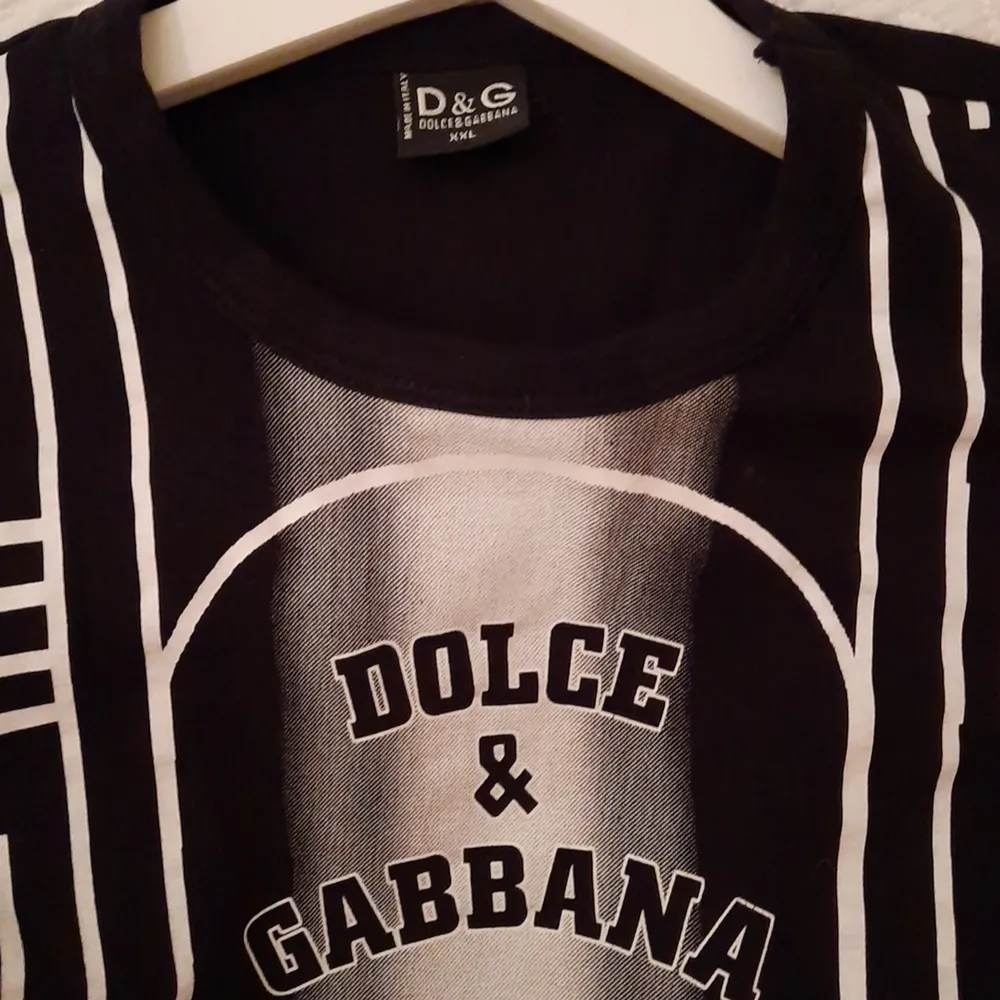 FEEEET äkta Dolce&Gabbana-tshirt! Ascoolt tryck och skönt material! Skulle säga att den är mindre än xxl,som det står på lappen! Kan mötas upp I Stockholm eller frakta ❤. T-paidat.