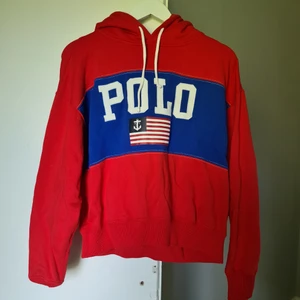 Polo Ralph Lauren stl S  - Säljer min fina luvtröja som inte blir använd. lite kortare i modellen.  nypris 1700 kr 